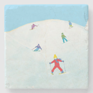 Posavasos De Piedra Pequeños Esquiadores En Snowy Hill