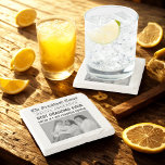 Posavasos De Piedra Periódico personalizado | Mejor regalo de abuela<br><div class="desc">¡Haz sonreír a la abuela con cada sorbo! Esta montaña rusa de piedra de mármol personalizado muestra un falso titular del periódico "Grandhood Times", tu foto favorita y su nombre, declarándola la mejor abuela de todos los tiempos. Elegante, sentimental y funcional, esta montaña rusa añade encanto a cualquier mesa y...</div>