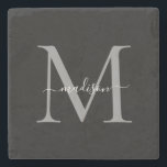 Posavasos de Piedra Personalizado con Monograma y<br><div class="desc">Agrega un toque de sofisticación a tu hogar con este elegante posavasos de piedra con nombre y monograma personalizado en letra script. Perfecto para cualquier ocasión, este posavasos combina funcionalidad con un toque personalizado, lo que lo convierte en una hermosa adición a tu mesa de café, barra o espacio de...</div>