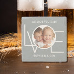 Posavasos De Piedra Personalizado foto: te queremos, papá, el gris del<br><div class="desc">Esta montaña rusa de fotos de We Love You Dad está decorada con la palabra LOVE en tipografía blanca en un elegante fondo gris. Personalizable fácil con tu foto y nombre. Hace un gran regalo del Día del Padre.</div>