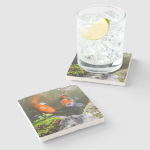 Posavasos De Piedra Pescado de Koi en un estanque