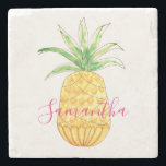 Posavasos De Piedra Piña personalizada<br><div class="desc">Estos alegres y luminosos embutidos de piedra están decorados con una piña amarilla acuarela y un nombre en una elegante tipografía rosa. Puede personalizares cambiando el nombre o convirtiéndolo en un monograma. Para seguir editando, utilice la Herramienta de diseño para cambiar el tipo de letra, el tamaño de la fuente...</div>
