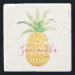Posavasos De Piedra Piña personalizada<br><div class="desc">Estos alegres y luminosos embutidos de piedra están decorados con una piña amarilla acuarela y un nombre en una elegante tipografía rosa. Puede personalizares cambiando el nombre o convirtiéndolo en un monograma. Para seguir editando, utilice la Herramienta de diseño para cambiar el tipo de letra, el tamaño de la fuente...</div>