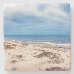 Posavasos De Piedra Playa de arena blanca cerca del mar Báltico de Let