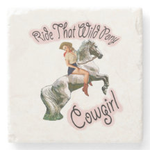 Pony Wild Cowgirl Pinup sobre la montaña rusa de c