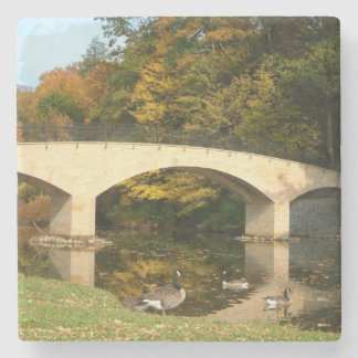 Posavasos De Piedra Puente arcoiris en otoño en el Grove City College