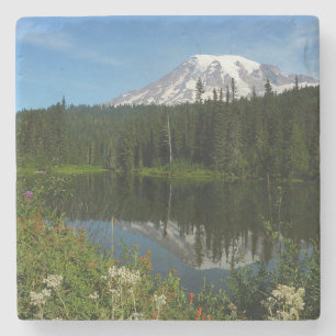 Posavasos De Piedra Reflejo del lago del Monte Rainier con flores silv