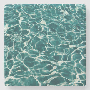 Posavasos De Piedra Reflejos de agua de piscina en verano