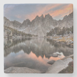 Posavasos De Piedra Reflexiones de los pináculos de Kearsarge de la