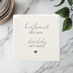Posavasos De Piedra Regalo EST de papi y marido personalizado<br><div class="desc">Celebra los años especiales en que tu ser querido se convirtió en marido y padre con esta elegante montaña de mármol personalizado. Con una tipografía de escritura minimalista y un suave fondo de piedra natural, este diseño añade un toque personal y emocional a la decoración del hogar. Perfecto como un...</div>