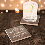 Posavasos De Piedra Rústico Nombre Familia Cabina Cabaña Lodge Lake Ho<br><div class="desc">Moderna y rústica tarima de piedra con un moderno diseño boscoso con pinos,  bosques y pájaros rodeados por el nombre de su familia personalizado sobre fondo de madera oscura impresa,  un nombre personalizado de su cabaña,  cabaña,  casa del lago o cualquier otra,  así como el año establecido.</div>