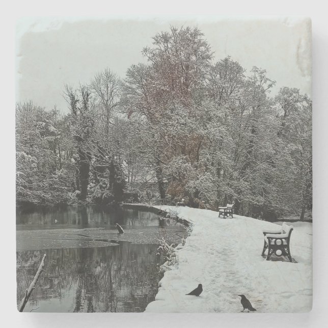Posavasos De Piedra Sentado al lado del agua (Anverso)