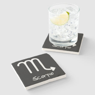 Posavasos De Piedra Signo zodiacal de Escorpio sobre fondo negro