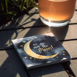 Posavasos De Piedra Sobre el espacio de las estrellas celestes de Baby<br><div class="desc">Celebre la llegada de una nueva estrella con estas encantadoras tarimas de piedra de la ducha de bebé, con una brillante luna dorada y estrellas brillantes en un fondo espacial azul profundo, todas bellamente representadas en acuarelas. El encabezado, "¡Estamos sobre la luna!", agrega un toque de alegría y emoción a...</div>
