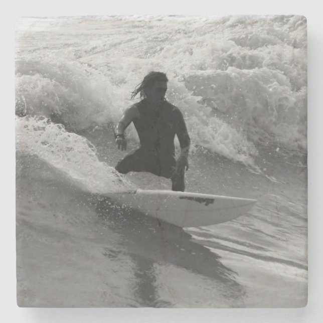 Posavasos De Piedra Surfeando Las Olas Escala de Grises (Anverso)