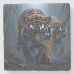 Posavasos De Piedra Tigres majestuosos en una jungla niebla