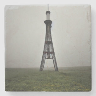Posavasos De Piedra Torre de radio de antena alta en neblina oscura