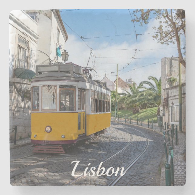 Posavasos De Piedra Tranvía amarillo retro en la calle en Lisboa, Port (Anverso)