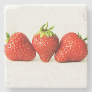 Posavasos De Piedra Tres fresas sobre el coastercano blanco
