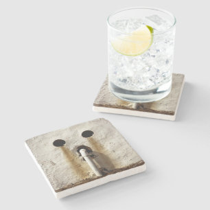 Posavasos De Piedra Tubería de agua expuesta grunge urbano