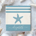 Posavasos De Piedra Turquoise starfish beach house script vintage<br><div class="desc">Siente las vibraciones de la costa y relájese con su bebida favorita, protegiendo todo su mobiliario, con esta hermosa, moda, sencilla, vintage, personalizado monograma nombre piedra. Una estrella de mar verde azulada, de color azul y azul, domina un fondo blanco acentuado por las franjas azul verde azuladas náuticas. Personaliza con...</div>
