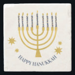 Posavasos De Piedra Velas de Menorah Felices Hanukkah<br><div class="desc">Relieve metalizado de oro falso menorah velas para su celebración de Hanukkah. Ilustracion menorah caprichoso con estrellas blancas cubiertas de velas celestiales sobre un falso atril de velas menorah dorado. La estrella de Menorah Hanukkah ilustró regalos de diseño y productos de papel.</div>
