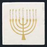 Posavasos De Piedra Velas festivas Menorah Hanukkah Elegant Minimal<br><div class="desc">Relieve metalizado de oro falso menorah velas para su celebración de Hanukkah. Ilustracion menorah caprichoso con estrellas blancas cubiertas de velas celestiales sobre un falso atril de velas menorah dorado. La minimalista menorah elegante estrella Hanukkah ilustró regalos de diseño y productos de papel.</div>