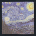 Posavasos De Piedra Vincent Van Gogh Starry Night Vintage Bella Artes<br><div class="desc">Vincent van Gogh Starry Night Bella Artes Painting Starry Night es un cuadro del artista holandés post-impresionista Vincent van Gogh. El cielo azul nocturno está lleno de nubes, estrellas y una luna creciente brillante. La noche estrellada es la única noche de la serie de vistas desde la ventana de su...</div>