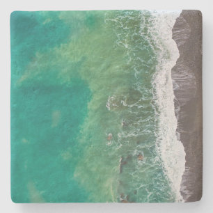 Posavasos De Piedra Vista de la costa azul del océano verde