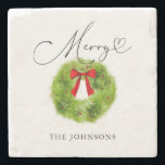 Posavasos De Piedra Wreath Merry, Navidades de la vegetación de invier<br><div class="desc">La montaña rusa temática de Navidades con ilustracion acuarela de hojas de pino verde fue coronada con un arco rojo. El texto del guión dice "alegre" con corazón.</div>