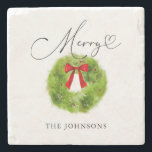 Posavasos De Piedra Wreath Merry, Navidades de la vegetación de invier<br><div class="desc">La montaña rusa temática de Navidades con ilustracion acuarela de hojas de pino verde fue coronada con un arco rojo. El texto del guión dice "alegre" con corazón.</div>