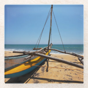 Posavasos De Vidrio Barco de pesca amarrado en la playa