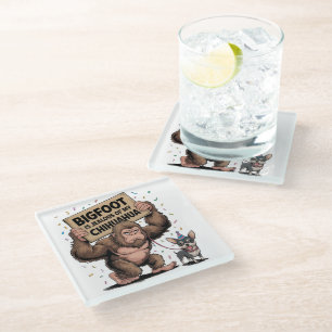Posavasos De Vidrio Bigfoot está celoso de mi Chihuahua