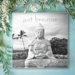 Posavasos De Vidrio Buda hawaiana foto en blanco negro acaba de termin<br><div class="desc">"Respira". Cada vez que visito la Isla Grande, necesito ir a este Buda. Algo sobre el esplendor del océano, el rostro pacífico y la soledad de su ubicación me hace sentir tranquilo, sereno y feliz. Tómate un momento para relajarte cuando te relajes con tu bebida favorita y usa esta hermosa...</div>