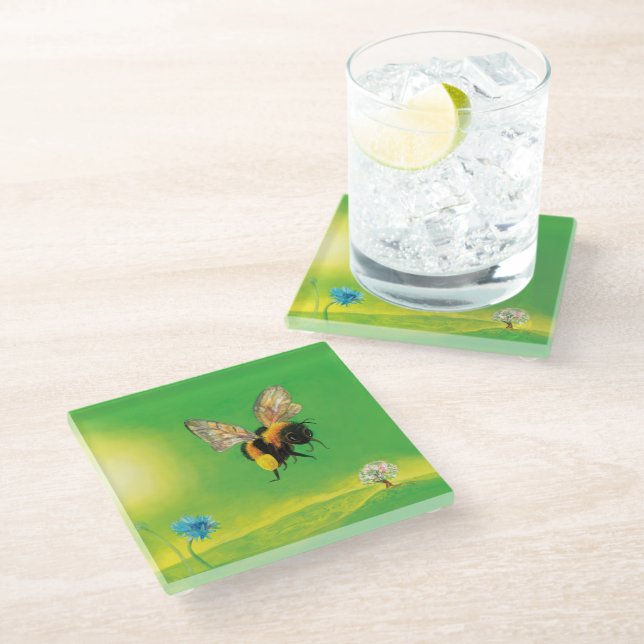 Posavasos De Vidrio Bumblebee volando sobre el prado (Angular)