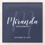 Posavasos De Vidrio Camas de Bridas Personalizadas con Estilo Moderno<br><div class="desc">Añada un toque personal a su boda con una pastillera de vidrio regalo personalizada para damas de honor. Esta montaña rusa presenta el nombre personalizado de la dama de honor en un estilo de letra con escritura moderna en blanco y un monograma en un estilo de letra con escritura azul...</div>