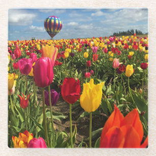 Posavasos De Vidrio Campo de tulipanes coloridos con globo