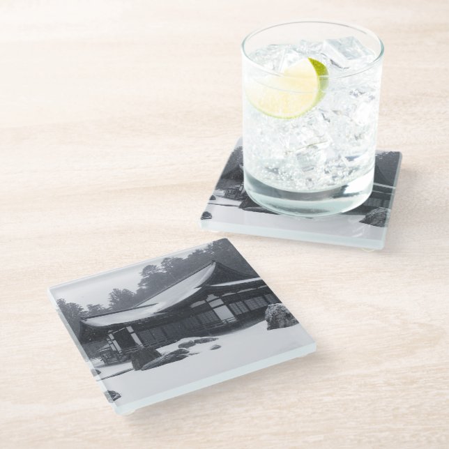 Posavasos De Vidrio Casa oriental cubierta de nieve en bosques (Angular)