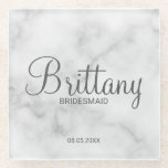 Posavasos De Vidrio Clásicas damas de honor personalizadas de mármol b<br><div class="desc">Modern Personalized Bridesmaids Monstruo con el nombre personalizado de la dama de honor en estilo moderno de caligrafía con título y fecha boda en moderno estilo sans serif tipo de letra con fondo de mármol blanco. También perfecto para la empleada de honor, la niña flor, la madre de la novia...</div>