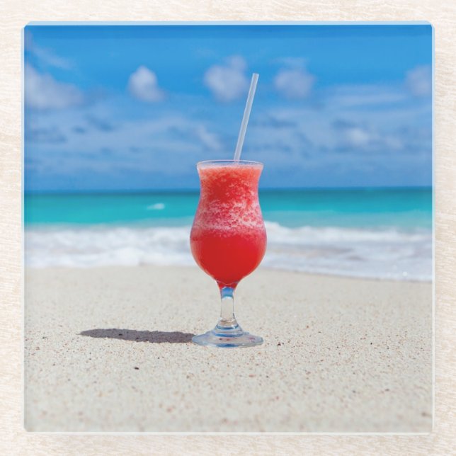Posavasos De Vidrio Cóctel rojo cerca del mar Photo (Anverso)