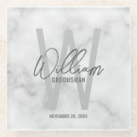 Posavasos De Vidrio El nombre de Groomsman personalizado con guión de<br><div class="desc">Moderno Minimalista Personalizado Monograma y Regalos de nombres Este diseño presenta el nombre del groomsman personalizado en estilo de letra de escritura a mano gris moderno y monograma con estilo de fuente sans serif gris claro moderno como fondo, con detalles bodas en estilo de fuente sans serif moderno gris, sobre...</div>