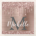 Posavasos De Vidrio Elegante Purpurina rosa rosa dorado con gotitas mo<br><div class="desc">Elegante, rosa de oro purpurina gotea nombre y montaña de vidrio monogramada. Este diseño presenta detalles de purpurina de oro rosa sobre fondo metalizado falso rosa con personalizado monograma inicial y plantilla de texto de primer nombre. Un regalo femenino perfecto. Tenga en cuenta que este diseño es efecto fotográfico impreso....</div>