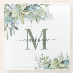 Posavasos De Vidrio Eucalyptus moderno Monograma Botánico Floral<br><div class="desc">Elegante Eucalyptus Botánico Floral Monograma Vidrio con un hermoso eucalipto verde y polvoriento verde y verde vegetación azul y tipografía moderna. Fácil de personalizar con su información para un conjunto de montaña rusa simple y elegante. Póngase en contacto con nosotros en cedarandstring@gmail.com si necesita ayuda con el diseño o productos...</div>
