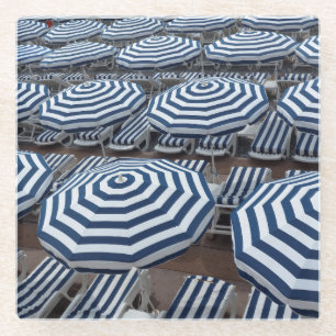Posavasos De Vidrio Filas de los parasoles de playa rayados con las