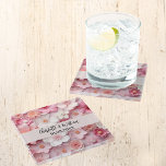 Posavasos De Vidrio Flores blancas rosas denominan boda<br><div class="desc">Personalice y agregue sus nombres y fecha de boda. Los nombres se escriben con una escritura de estilo con letras a mano moderna. Se puede usar como una fecha para guardar o como un regalo de boda.</div>