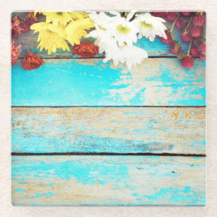 Posavasos De Vidrio Flores coloridas, borde de madera vintage.