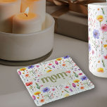 Posavasos De Vidrio Flores salvajes de campo coloridas de bonito mamá<br><div class="desc">Monstruo para mamá con colorido patrón de flores silvestres y letras verdes modernas y audaces en un suave fondo verde, El diseño presenta flores silvestres de bonito con "mamá" grabada en tipografía ornamental. Por favor, navegue por mi Colección de Flores Silvestres del Día de la Madre para más tarjetas y...</div>