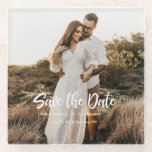 Posavasos De Vidrio Foto de la etiqueta de mano Guardar la fecha<br><div class="desc">Diseño fotográfico completo con grabado a mano Sentir Guardar la tarjeta de fecha perfecta para enviar a tus amigos y familia.</div>