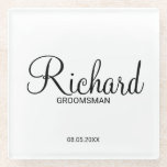 Posavasos De Vidrio Groomsman personalizado con guión moderno<br><div class="desc">Regalos personalizados de Groomsman con el nombre personalizado del groomsman en un estilo de letra negro moderno con título y fecha boda en sans serif modernos con estilo de fuente. También perfecto para el mejor hombre,  padre de la novia,  dama de honor,  madre de la novia y más.</div>