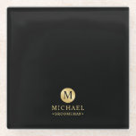 Posavasos De Vidrio Groomsmen Masculino Personalizado en Negro y Oro<br><div class="desc">Añada un toque personal a su boda con una pastilla de vidrio personalizada. Esta montaña rusa de vidrio presenta un monograma negro en un elemento de círculo dorado con nombre y título en color dorado profesional sobre fondo negro. También perfecto para el mejor hombre, padre de la novia, portador de...</div>